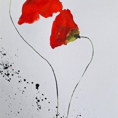 ציור מקורי: הקובץ il_fullxfull.5768534066_6ycr.jpg מציג אמנות פרחונית מינימליסטית של שני פרחי פרג אדומים עם גבעולים ירוקים, כתמי דיו שחורים ורקע לבן. הפרחים בצבעי מים נוטים זה לעבר זה בעדינות וחתומים על ידי האמן בפינה השמאלית התחתונה. מוסיף צבע וייחודיות לכל חלל.