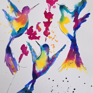 ציור מקורי: הקובץ il_fullxfull.5818836429_1h6b.jpg מציג ציור צבעוני מלא חיים של שלושה יונקי דבש בצבעים כחול, צהוב, ורוד וסגול, המרחפים ליד פרחים בצבע מג'נטה על רקע לבן מרקם — תמונה אידיאלית לחובבי ציפורים. מוסיף צבע וייחודיות לכל חלל.