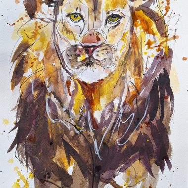 ציור מקורי: Il_fullxfull.5848778138_kdjm.jpg מציג ציור אקוורל מלא חיים של אריה בצבעים צהוב, חום וכתום, המתאר את פניו של האריה במשיכות מכחול נועזות ובסגנון אקספרסיבי. מוסיף צבע וייחודיות לכל חלל.