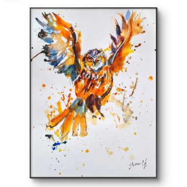 ציור מקורי: איור ינשוף צבעוני ומלא חיים, מצויר ביד, כנפיים פרושות לרווחה, עם כתמים בולטים בצבעי כתום, צהוב, כחול וחום על נייר כותנה. חתום על ידי האמן בפינה הימנית התחתונה. מוצר: il_fullxfull.5884392540_7991.jpg. מוסיף צבע וייחודיות לכל חלל.
