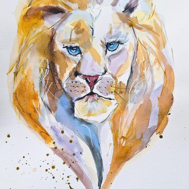 ציור מקורי: דיוקן חיה מרשים, il_fullxfull.5895436943_f9y0.jpg מציג פני אריה בצבעי מים עם עיניים כחולות בוהקות, רעמה זהובה וכתמי צבע מופשטים — יצירת אמנות נועזת לקיר המשלבת צהובים חמים, חומים וכחולים קרירים. מוסיף צבע וייחודיות לכל חלל.