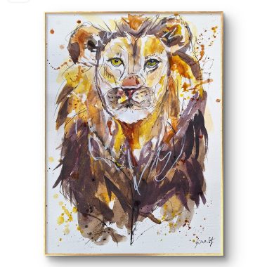 ציור מקורי: הקובץ il_fullxfull.5913770650_ruvr.jpg מציג ציור אריה בצבעי מים במשיכות מכחול נועזות בגווני חום, צהוב וכתום. דיוקן החיה המופשט הזה כולל כתמים צבעוניים המדגישים את פניו ו רעמתו של האריה. מוסיף צבע וייחודיות לכל חלל.