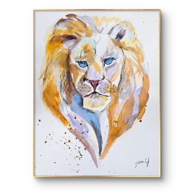 ציור מקורי: הקובץ il_fullxfull.5913772052_qu3v.jpg מציג פני אריה עם רעמה זהובה, עיניים כחולות וצבעים עזים על רקע לבן, המודגשים על ידי קצוות רכים ולא גמורים ליצירת אסתטיקה מודרנית באמנות קיר של דיוקנאות חיות. מוסיף צבע וייחודיות לכל חלל.