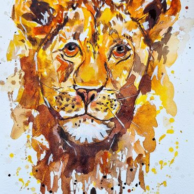 ציור מקורי: ה- il_fullxfull.5949137535_qud8.jpg מציג ציור אקוורל מלא חיים של לביאה עם משיכות צבע כתומות, צהובות וחומות עזות על רקע לבן — דיוקן צבעוני ומלא הבעה המודפס על נייר כותנה. מוסיף צבע וייחודיות לכל חלל.