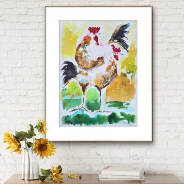 ציור מקורי: Il_fullxfull.5958946462_ae9o.jpg, ציור בצבעי מים בגודל 11x15 של תרנגולים בצבעים אדומים, צהובים וירוקים עזים, תלוי על קיר לבנים לבן מעל שולחן עם חמניות באגרטל וספרים ערומים. מוסיף צבע וייחודיות לכל חלל.