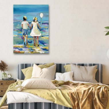 ציור מקורי: חדר שינה נעים עם מיטה מפוספסת, מצעים צהובים ולבנים, ותמונה מעל המיטה (il_fullxfull.5967960713_7bwn.jpg) של זוג מחזיק ידיים בזמן שהוא הולך על החוף. מוסיף צבע וייחודיות לכל חלל.