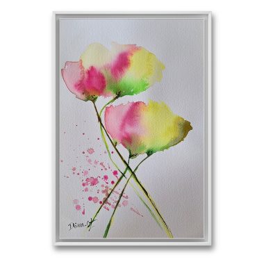 ציור מקורי: Il_fullxfull.5982592080_6le1.jpg מציג ציור פרחים מופשט בצבעי מים של שני פרחים עם עלי כותרת ורודים, צהובים וירוקים על נייר כותנה בתוך מסגרת לבנה פשוטה, עם כתמים ורודים שובבים בפינה השמאלית התחתונה. מוסיף צבע וייחודיות לכל חלל.