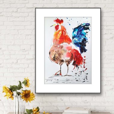 ציור מקורי: Il_fullxfull.6007021637_f2h0.jpg הוא ציור מים ממוסגר של תרנגול בצבעים עזים של אדום, כתום וכחול, המוצג על קיר לבנים לבן מעל שולחן מעוטר בחמניות — יצירת אמנות צבעונית ומרשימה של תרנגול. מוסיף צבע וייחודיות לכל חלל.