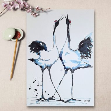 ציור מקורי: הקובץ il_fullxfull.6025308691_esiv.jpg מציג ציור בצבעי מים של שני עגורים הרוקדים זה לצד זה עם מקורים מורמים, המודגשים בכתמים שחורים וכחולים, מכחול, צלחת צבעים ופרחים ורודים בסגנון אמנות יפני. מוסיף צבע וייחודיות לכל חלל.