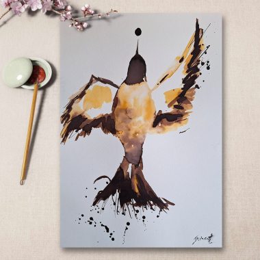 ציור מקורי: הקובץ il_fullxfull.6030657595_7wbx.jpg כולל ציור מקורי ומינימליסטי בצבעי מים של יונק דבש במעוף בגווני חום ושחור, עם כתמים מופשטים, פרחים ורודים, מכחול וצלחת צבע על רקע בהיר. מוסיף צבע וייחודיות לכל חלל.