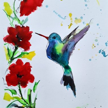 ציור מקורי: Il_fullxfull.6035067903_dau1.jpg מציג ציפור קולומבוס צבעונית ומלאת חיים על נייר כותנה, מרחפת ליד פרחים אדומים בוהקים ועלים ירוקים עבותים, עם כתמים צהובים וכחולים — יצירת אמנות מקורית ומושכת את העין. מוסיף צבע וייחודיות לכל חלל.