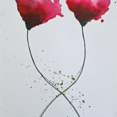 ציור מקורי: היצירה il_fullxfull.6084757080_949i.jpg מציגה שני פרחי פרג אדומים בצבעי מים עם גבעולים ירוקים ארוכים המצטלבים, המודגשים בכתמי צבע ירוקים ואדומים על נייר כותנה בעבודת יד, חתומים על ידי האמן בפינה השמאלית התחתונה. מוסיף צבע וייחודיות לכל חלל.