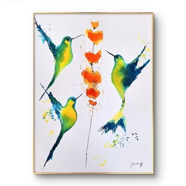 ציור מקורי: ציור צבעי מים מלא חיים, il_fullxfull.6110887580_1oth.jpg, מציג שלושה יונקי דבש ירוקים וצהובים המרחפים סביב פרחים כתומים עם כתמים כחולים וצהובים על נייר כותנה לבן, ממוסגר במסגרת דקה ובהירה. מוסיף צבע וייחודיות לכל חלל.