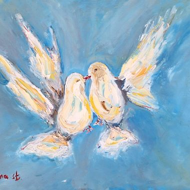 ציור מקורי: ב-il_fullxfull.6138816616_quz8.jpg, שתי יונים מופשטות עם כנפיים פרושות פונות זו אל זו על רקע כחול, מצוירות במשיחות מכחול אקספרסיביות בצבעים לבן, צהוב וחום בהיר על בד איטלקי. מוסיף צבע וייחודיות לכל חלל.
