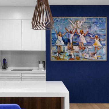 ציור מקורי: מטבח מודרני עם ארונות לבנים, דלפק, קיר עם נגיעות של צבע כחול, ציור פיגורטיבי גדול (il_fullxfull.6237176656_ocfa.jpg) של ילדים וציפורים על בד קנבס בעבודת יד, וכן מנורת תלייה מעץ התלויה מהתקרה. מוסיף צבע וייחודיות לכל חלל.