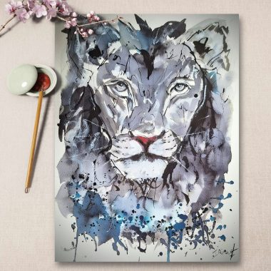 ציור מקורי: הקובץ il_fullxfull.6237764688_d17p.jpg מציג ציור אקוורל מלא חיים של אריה בגווני כחול ושחור, עם מכחול, צלחת צבע ופרחים ורודים — אידיאלי להוספת אמנות צבעונית של חיות לעיצוב הקירות שלכם. מוסיף צבע וייחודיות לכל חלל.