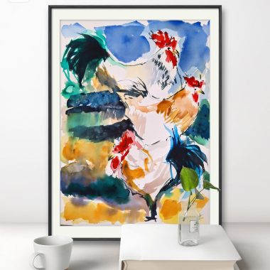 ציור מקורי: הציור il_fullxfull.6237820946_d6hn.jpg מתאר שני תרנגולים מלאי חיים בציור צבעוני בצבעי מים על נייר כותנה מקורי, ממוסגר ומוצג נשען על קיר לבן ליד שולחן קטן עם כוס, בקבוק זכוכית וספר. מוסיף צבע וייחודיות לכל חלל.