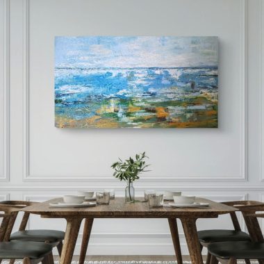 ציור מקורי: חדר אוכל מודרני כולל שולחן עץ ערוך בכלים וכוסות לבנים, ארבע כיסאות ואגרטל עם ענפים ירוקים. מעל, על הקיר המכוסה בלוחות לבנים, תלוי il_fullxfull.6240181150_jblt.jpg — ציור שמן מופשט בצבעי כחול-ירוק, שצויר ביד. מוסיף צבע וייחודיות לכל חלל.