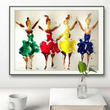 ציור מקורי: היצירה il_fullxfull.6263481324_l0b0.jpg מציגה ארבע נשים מופשטות בשמלות צבעוניות — ירוקה, אדומה, צהובה וכחולה — מצוירות על נייר כותנה וממוסגרות מעל שולחן לבן שעליו כוס, ספר ואגרטל עם עלים ירוקים. מוסיף צבע וייחודיות לכל חלל.