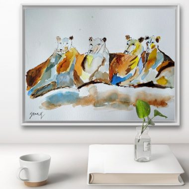 ציור מקורי: תמונה ממוסגרת il_fullxfull.6285832521_p01w.jpg המציגה ארבעה אריות שוכבים יחד תלויה מעל שולחן לבן עם אגרטל, עלה ירוק, ספר וספל — ומביאה אמנות קיר ייחודית ומקורית לחלל שלכם. מוסיף צבע וייחודיות לכל חלל.