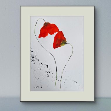 ציור מקורי: ציור מינימליסטי ממוסגר בצבעי מים מציג שני פרחי פרג אדומים עם גבעולים ירוקים וכתמי דיו שחורים על רקע לבן — אידיאלי לאוהבי אמנות פרחים פשוטה. מוצר: il_fullxfull.6289787602_9g52.jpg. מוסיף צבע וייחודיות לכל חלל.
