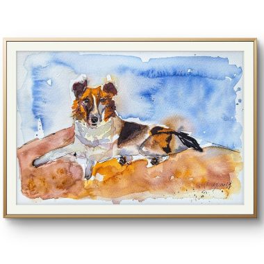 ציור מקורי: ה-il_fullxfull.6290570740_7oea.jpg מציג כלב חום ולבן שוכב על הקרקע על רקע שמיים כחולים, ממוסגר להפליא בזהב על נייר כותנה איכותי — מושלם להוספת קסם לכל חלל. מוסיף צבע וייחודיות לכל חלל.