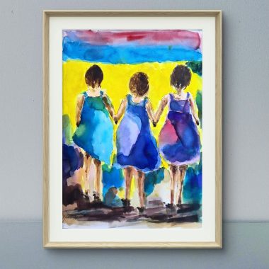 ציור מקורי: Il_fullxfull.6304977238_pfp4.jpg מציג ציור בצבעי מים של שלוש אחיות בתוך מסגרת עץ בהירה, עם שלוש ילדות בשמלות כחולות וסגולות בהירות, עומדות יד ביד על רקע צהוב, כחול ואדום עזים — יצירת אמנות ייחודית לכל חלל. מוסיף צבע וייחודיות לכל חלל.