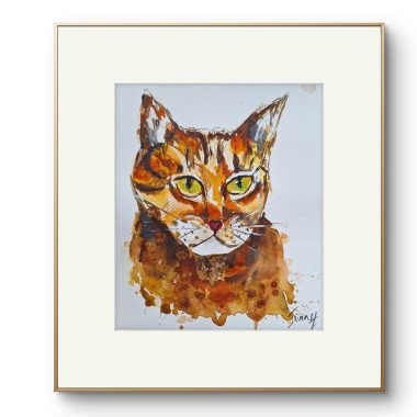 ציור מקורי: Il_fullxfull.6311892812_tkur.jpg הוא ציור של חתול בצבעי מים עם עיניים ירוקות ופרווה כתומה, חומה ולבנה, מצויר במשיכות מכחול חופשיות על נייר כותנה, ממוסגר בלבן וממוסגר במסגרת זהב דקה לתצוגה אקספרסיבית. מוסיף צבע וייחודיות לכל חלל.