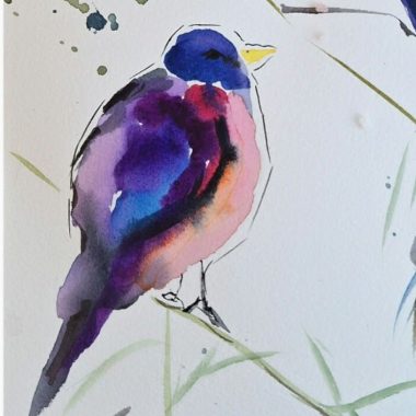 ציור מקורי: הקובץ il_fullxfull.6325734364_is34.jpg מציג ציפור בצבעי מים עם נוצות כחולות, סגולות וורודות עזות, יושבת על הדשא, מצוירת במשיכות מכחול חופשיות על רקע מופשט, ליצירת אמנות קיר אקספרסיבית. מוסיף צבע וייחודיות לכל חלל.