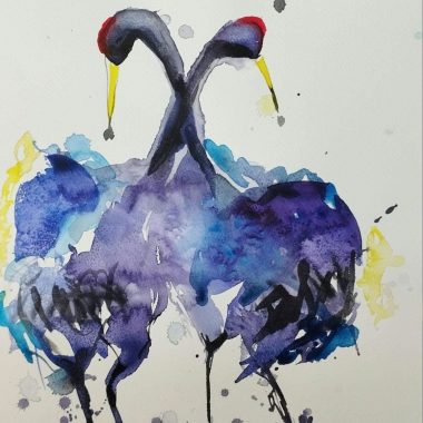 ציור מקורי: ציור מינימליסטי בצבעי מים של שני עגורים עם צווארים שלובים, בצבעים כחול, סגול ושחור, עם נגיעות של אדום וצהוב על ראשיהם. חתימת האמן בפינה הימנית התחתונה. מוצר: il_fullxfull.6352159437_3l6k.jpg. מוסיף צבע וייחודיות לכל חלל.