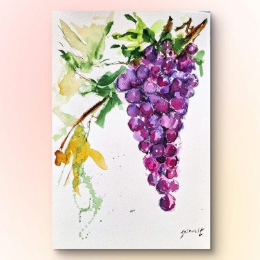 ציור מקורי: ציור בצבעי מים מלא חיים ורופף על נייר כותנה, il_fullxfull.6355492680_k386.jpg מציג אשכולות ענבים סגולים עם עלים ירוקים וצהובים, כתמים צבעוניים ומשיחות מכחול אקספרסיביות על רקע לבן בוהק. מוסיף צבע וייחודיות לכל חלל.