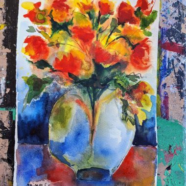 ציור מקורי: ציור אקוורל פרחוני מופשט ותוסס, il_fullxfull.6355802419_nghf.jpg, מציג פרחים כתומים ואדומים באגרטל זכוכית על רקע כחול-צהוב על נייר כותנה, המוצג על משטח רבגוני המוכתם בכתמי צבע. מוסיף צבע וייחודיות לכל חלל.