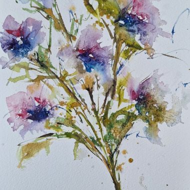 ציור מקורי: הקובץ il_fullxfull.6371083479_8pq6.jpg מציג ציור אקוורל מופשט ורופף של פרחים סגולים וכחולים עם גבעולים ועלים ירוקים, המודגשים על ידי משיחות מכחול וכתמים אקספרסיביים על נייר כותנה לבן. מוסיף צבע וייחודיות לכל חלל.