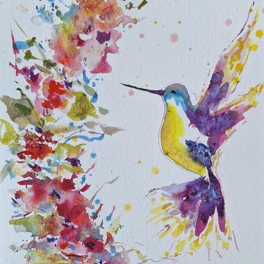 ציור מקורי: Il_fullxfull.6372310871_tpv9.jpg מציג קולומבוס צבעוני וחיוני במעופו בגווני צהוב, סגול וכחול, מוקף בפרחים ועלים מופשטים על נייר כותנה לבן — יצירת אמנות מקורית שופעת צבע. מוסיף צבע וייחודיות לכל חלל.