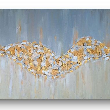 ציור מקורי: הקובץ il_fullxfull.6402781269_cc5t.jpg מציג יצירת אמנות מופשטת ומרקמת על בד קנבס, עם פס גלי בצבעי זהב, לבן ובז' על רקע כחול בהיר ושבק, חתום על ידי האמן בפינה השמאלית התחתונה. מוסיף צבע וייחודיות לכל חלל.