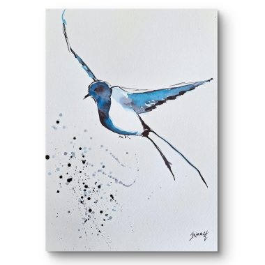 ציור מקורי: Il_fullxfull.6404613445_qg58.jpg מציג ציור בצבעי מים של סנונית כחולה ושחורה במעופה, כנפיה פרושות, עם כתמי דיו בעבודת יד בפינה השמאלית התחתונה, המוסיפים נופך דינמי על רקע לבן בוהק. מוסיף צבע וייחודיות לכל חלל.