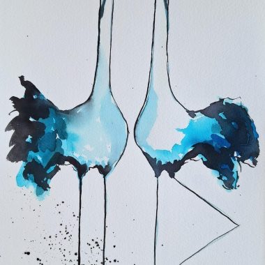 ציור מקורי: ציור בצבעי מים של שני עגורים רוקדים באלגנטיות, עם כתמים כחולים ושחורים, רגליים ארוכות ודקות וראשים כתומים בולטים — il_fullxfull.6408226847_s5g1.jpg מהווה יצירת אמנות אסייתית מסוגננת על רקע לבן. מוסיף צבע וייחודיות לכל חלל.