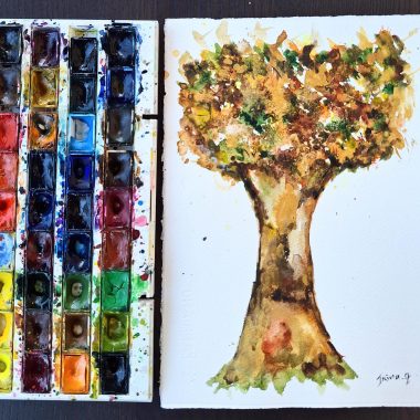 ציור מקורי: סט צבעי מים il_fullxfull.6409894309_sycf.jpg פתוח לצד נייר כותנה, עליו מצויר עץ מלא חיים עם גזע עבה ועלווה צבעונית, המזכיר את ציור הקיר 