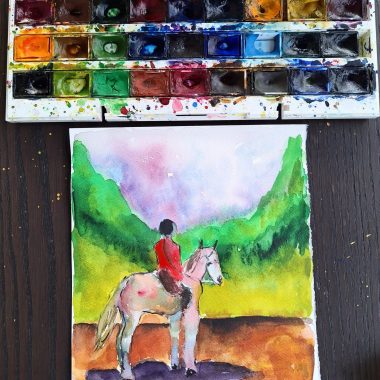 ציור מקורי: Il_fullxfull.6425627725_gdd9.jpg הוא ציור בצבעי מים בגודל 6.9×8.3 אינץ' המציג דמות במעיל אדום רוכבת על סוס לבן בין עצים ירוקים תחת שמיים סגולים-כחולים, עם פלטת צבעים משומשת וצבעונית המוצגת מעל הסצנה. מוסיף צבע וייחודיות לכל חלל.
