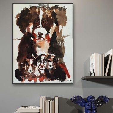 ציור מקורי: ה- il_fullxfull.6457988976_o9x7.jpg מציג הדפס אמנותי בצבעי מים של כלב גדול חום ושחור עם כלבים קטנים יותר מתחתיו, המוצג על נייר כותנה איכותי, תלוי ליד ספרים ופסל כחול מכונף על קיר אפור. מוסיף צבע וייחודיות לכל חלל.