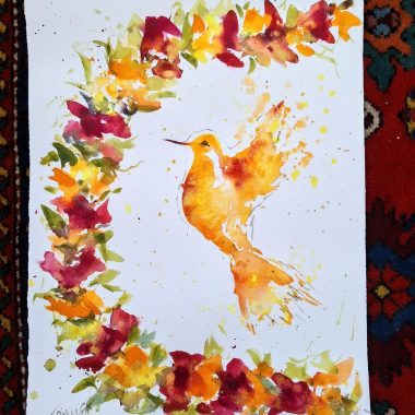 ציור מקורי: ציור צבעי מים מלא חיים, il_fullxfull.6463894025_4107.jpg, מציג יונק דבש כתום במעוף עם מסגרת פרחונית רופפת בצבעים אדום, כתום וירוק על נייר כותנה, המוצג על גבי שטיח מעוצב. מוסיף צבע וייחודיות לכל חלל.