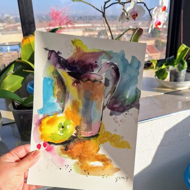 ציור מקורי: יד מציגה את il_fullxfull.6498367485_dube.jpg, ציור בצבעי מים של טבע דומם המציג קנקן, פירות, עציצים וסחלבים לבנים על אדן חלון מואר בשמש. מוסיף צבע וייחודיות לכל חלל.