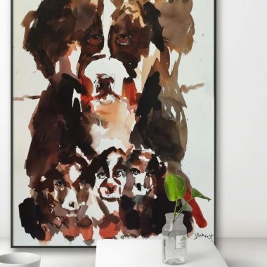 ציור מקורי: הקובץ il_fullxfull.6506090279_kcmn.jpg מציג ציור בצבעי מים ממוסגר על נייר כותנה של כלב גדול עם שלושה גורים, המוצג על משטח לבן לצד אגרטל זכוכית עם עלה ירוק — תמונת קיר אידיאלית לכל חדר. מוסיף צבע וייחודיות לכל חלל.