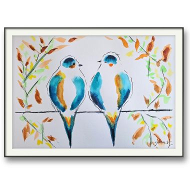 ציור מקורי: ציור בצבעי מים מקורי 'il_fullxfull.6512381751_gyed.jpg' מציג שני ציפורים כחולות וכתומות על ענף עם עלים מופשטים בצבעי ירוק וחום, מצויר על נייר כותנה וממוסגר עם פספרטו לבן בתוך מסגרת שחורה. מוסיף צבע וייחודיות לכל חלל.