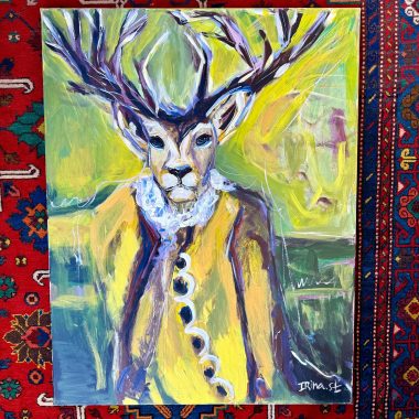ציור מקורי: ציור שמן מלא חיים בשם il_fullxfull.6577556266_m1ma.jpg מציג אייל בחליפה צהובה עם שוליים לבנים וקרניים גדולות, על רקע מופשט בצבעים ירוק, כחול וצהוב, על גבי שטיח אדום וכחול עם דוגמה. מוסיף צבע וייחודיות לכל חלל.