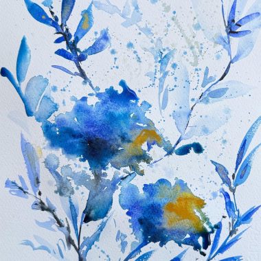 ציור מקורי: הקובץ il_fullxfull.6585184652_6b5c.jpg הוא ציור בצבעי מים של פרחים כחולים וצהובים עם עלים וגבעולים עדינים, המציג שטיפות רכות, אפקטים של התזות וסטייל אימפרסיוניסטי חופשי על רקע לבן. מוסיף צבע וייחודיות לכל חלל.
