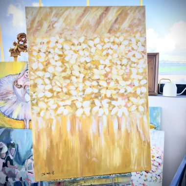 ציור מקורי: Il_fullxfull.6593430820_nzym.jpg מציג ציור ידני על בד של פרחים לבנים וצהובים צפופים עם גבעולים ירוקים, המוצג על כן ציור בסטודיו לאמנות בין יצירות אמנות צבעוניות ומוכן לתלייה. מוסיף צבע וייחודיות לכל חלל.