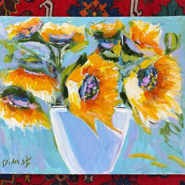 ציור מקורי: Il_fullxfull.6618217607_hlno.jpg מציג ציור שמן חמניות צבעוני בעבודת יד על בד איטלקי, עם עלי כותרת צהובים עזים ועלים ירוקים באגרטל לבן, על רקע כחול ושטיח מעוטר; חתימת האמן בפינה השמאלית התחתונה. מוסיף צבע וייחודיות לכל חלל.