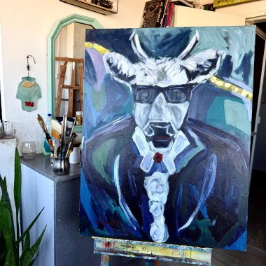 ציור מקורי: התמונה il_fullxfull.6625717449_hs9o.jpg מציגה בד צבעוני מצויר ביד על כן ציור, ובו שור מסוגנן לבוש בחליפה, משקפי שמש ופרח אדום, המוצב בסטודיו לאמנות צבעוני המוקף בחומרי ציור וצמחים. מוסיף צבע וייחודיות לכל חלל.