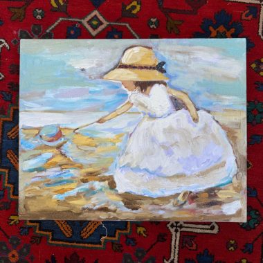 ציור מקורי: ציור שמן, il_fullxfull.6652514258_stm5.jpg, מתאר ילדה בשמלה לבנה וכובע קש משחקת על שפת הים, המונחת על גבי שטיח אדום עז עם דוגמת פרחים גיאומטרית. מוסיף צבע וייחודיות לכל חלל.